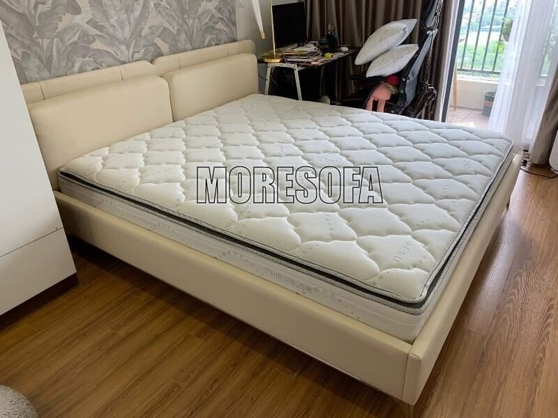 Mẫu giường ngủ bọc da màu sữa đẹp được sản xuất tại xưởng MoreSofa-MHG 0006